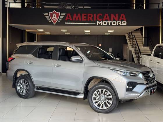 TOYOTA HILUX SW4 2.8 D-4D TURBO DIESEL SRX 7L 4X4 AUTOMÁTICO